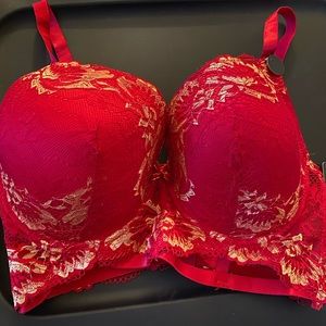Red lace bra with gold design